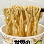 第2位　カップヌードル スパイス香るクリーミーグリーンカレー（日清食品）麺はみなさんご存知のあのカップヌードルの平打ち麺です。なぜだか、この麺をすすると安心するのは私だけでしょうか。タイ料理の定番であるグリーンカレーがしっかりと絡んでとても美味しいです。最近では現地のグリーンカレーラーメンも見かけることも多いですが、日本人に合わせたチューンナップで本格的ながらすごく食べやすいです