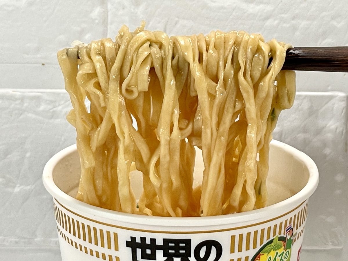 第2位　カップヌードル スパイス香るクリーミーグリーンカレー（日清食品）麺はみなさんご存知のあのカップヌードルの平打ち麺です。なぜだか、この麺をすすると安心するのは私だけでしょうか。タイ料理の定番であるグリーンカレーがしっかりと絡んでとても美味しいです。最近では現地のグリーンカレーラーメンも見かけることも多いですが、日本人に合わせたチューンナップで本格的ながらすごく食べやすいです