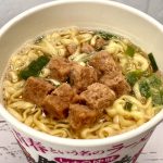 第1位　明星 青春という名のラーメン 胸さわぎでかミート しょうゆ味（明星食品）明星食品のホームページには特設サイトが設けられるほど気合じゅうぶんです。ぜひ興味ある方はのぞいてみてください。具材の大きさが今回の目玉なのですが、これが中の人的視点だと、1分という短時間で戻せるのは超スゴイです。麺重量が47gと少々少なめではありますが「おやつ」として間食にはちょうどいいサイズとなっています。しかもカロリー低めです