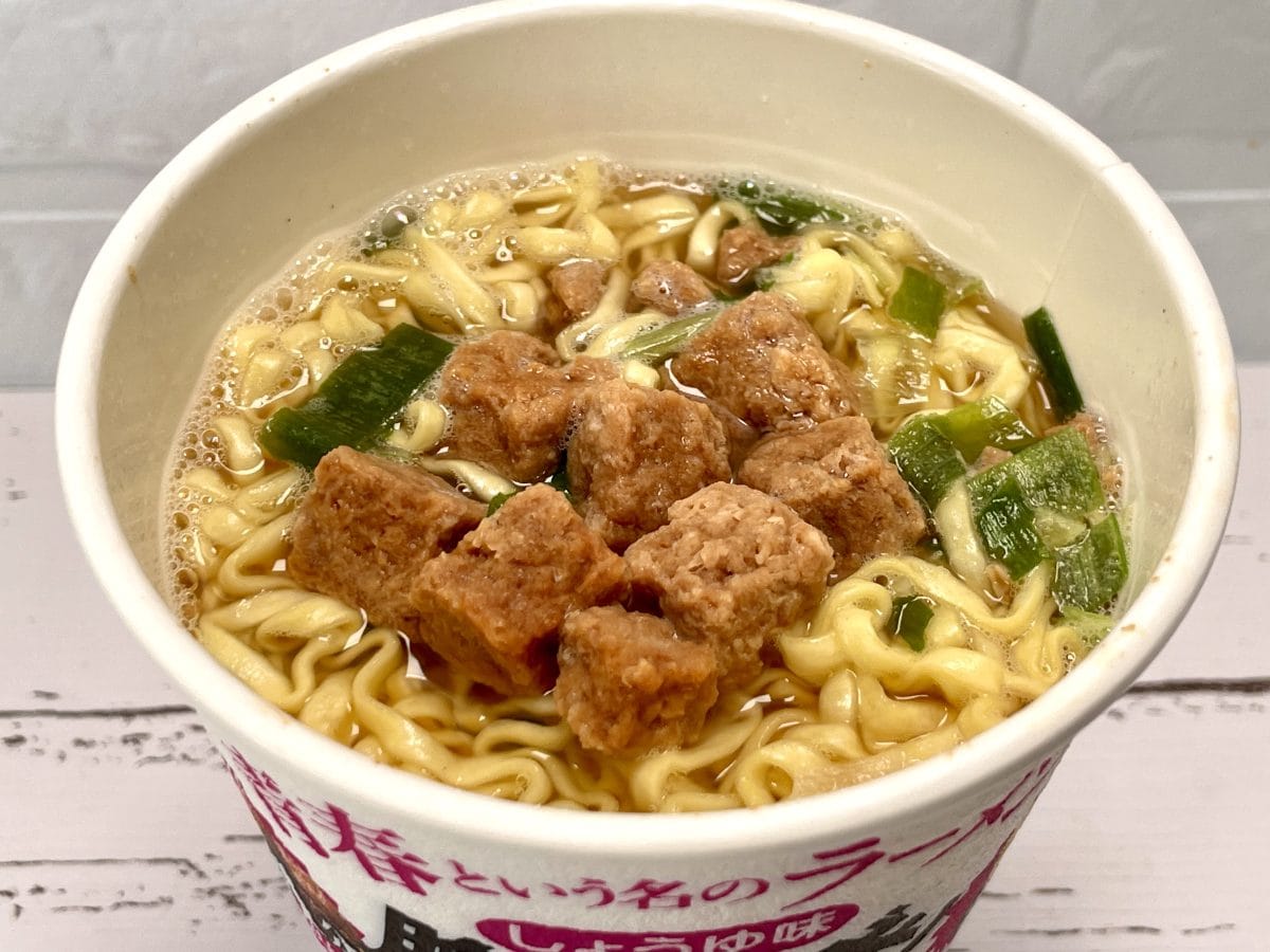 第1位　明星 青春という名のラーメン 胸さわぎでかミート しょうゆ味（明星食品）明星食品のホームページには特設サイトが設けられるほど気合じゅうぶんです。ぜひ興味ある方はのぞいてみてください。具材の大きさが今回の目玉なのですが、これが中の人的視点だと、1分という短時間で戻せるのは超スゴイです。麺重量が47gと少々少なめではありますが「おやつ」として間食にはちょうどいいサイズとなっています。しかもカロリー低めです