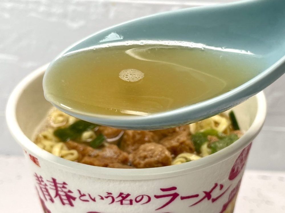 第1位　明星 青春という名のラーメン 胸さわぎでかミート しょうゆ味（明星食品）スープは……安心してください、ズバリ「THEカップ麺醤油味」です。コショウ多めの「いつも」の味わいは、スープを味わっていて何故かホッとするテイスト。特に個性とかアイコン的なトピックスはないけれど、どこか懐かしい味わいにしているところがまた演出的にニクいです