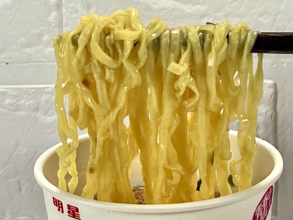 第1位　明星 青春という名のラーメン 胸さわぎでかミート しょうゆ味（明星食品）驚くべきは「熱湯1分」！「青春は早い」とフタに書かれているのが昭和世代に刺さるキャッチコピーですね。明星は過去にQUICK1という1分でできる革命的なカップ麺を昭和時代に出しており、その時は技術的な壁でそこまでヒットしなかったのですが、今回はノンフライ麺使用して1分調理は、さすが「麺の明星」と言わしめる革命的な技術です