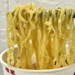 第1位　明星 青春という名のラーメン 胸さわぎでかミート しょうゆ味（明星食品）驚くべきは「熱湯1分」！「青春は早い」とフタに書かれているのが昭和世代に刺さるキャッチコピーですね。明星は過去にQUICK1という1分でできる革命的なカップ麺を昭和時代に出しており、その時は技術的な壁でそこまでヒットしなかったのですが、今回はノンフライ麺使用して1分調理は、さすが「麺の明星」と言わしめる革命的な技術です