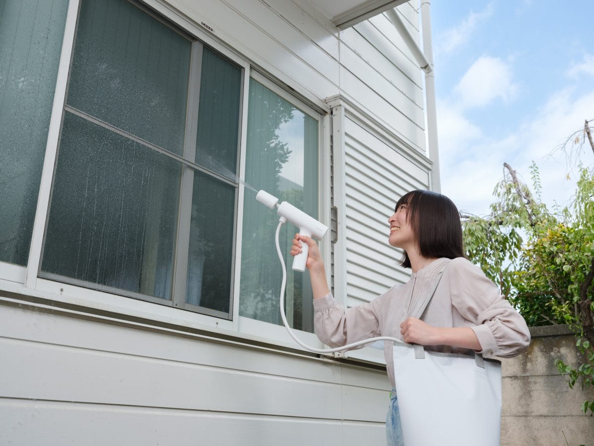 近くに水栓や電源がない場合の窓や網戸の洗浄なら肩掛けで使える5ℓのウォーターバッグ