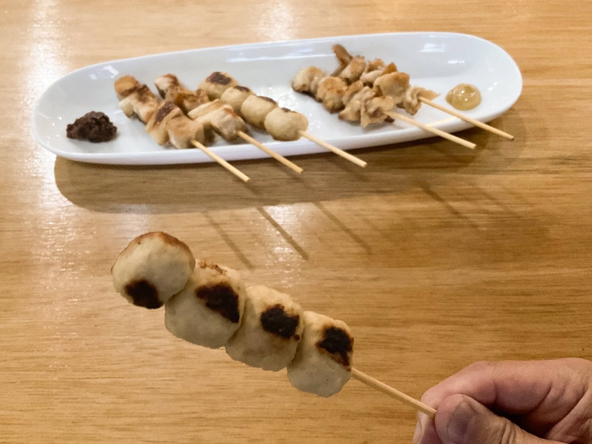 いっさいの個性を与えず、プレーンな鶏肉の味と丸い形状のベーシックなつくね串