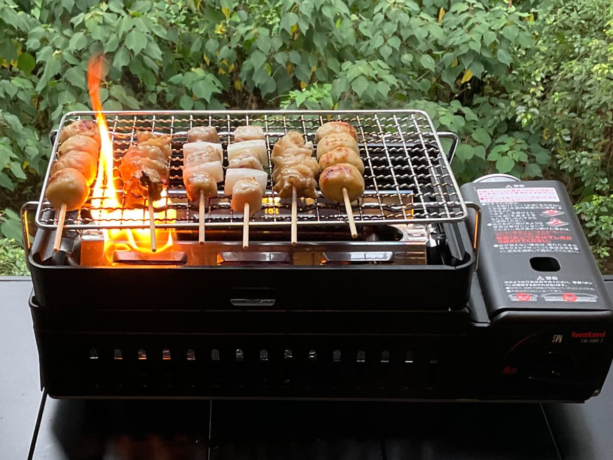 カセットコンロ式炉端焼きグリルで焼くと煙がすごいので、窓際で換気しながら調理することをお勧めします