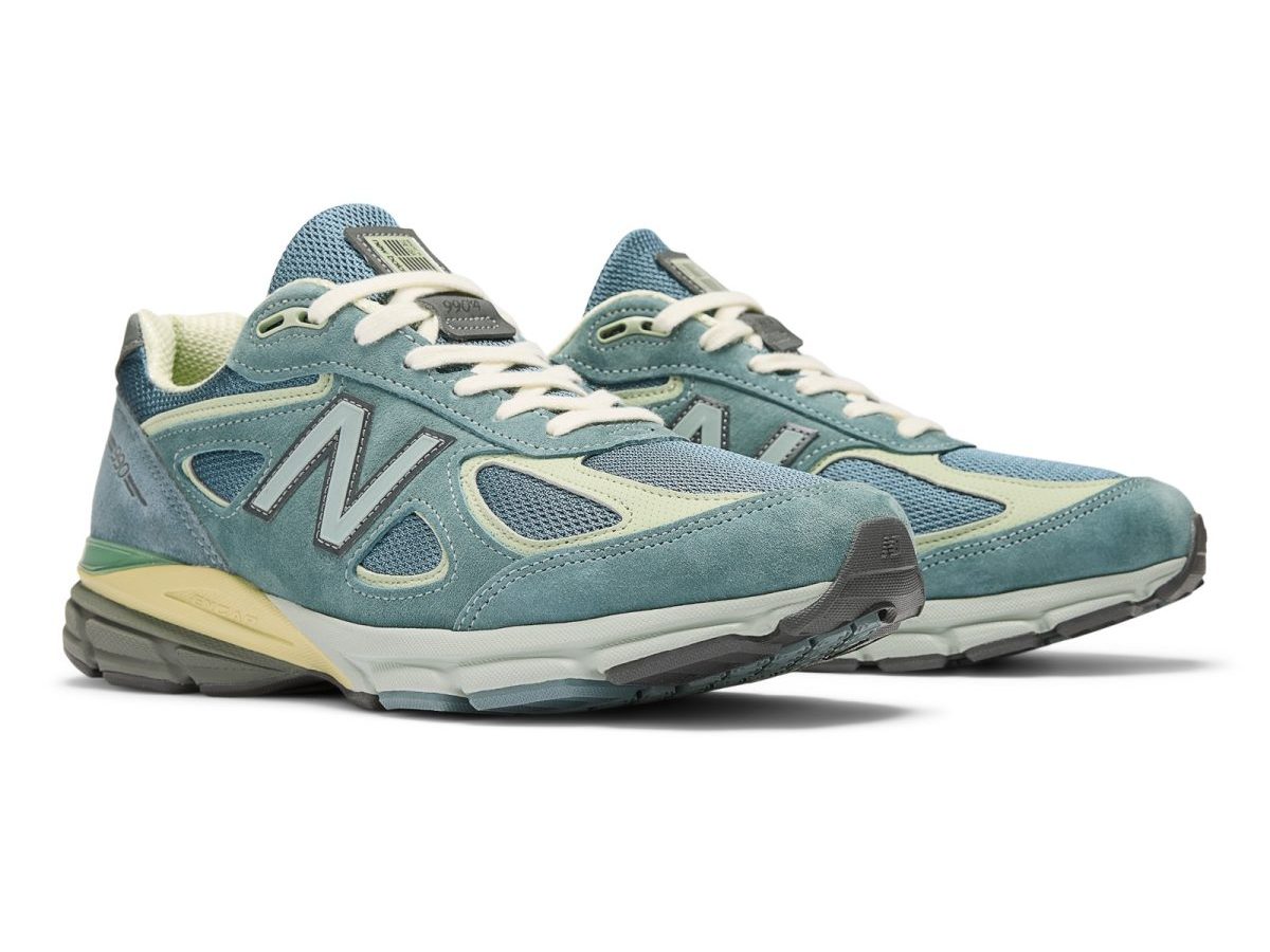 ニューバランス「AURALEE × New Balance MADE in USA 990v4」￥44,000／ダスティーブルー