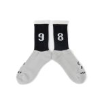 片足が“9”、もう片足が“8”と、アシンメトリーなデザインを施したNEMES × QP 『98』SOCKS ￥2200（税込）