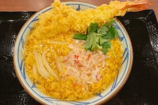 「食べ逃し厳禁の新春商品」丸亀製麺“2025年の年明けうどん”は丼ぶりからはみ出す大海老と本ずわい蟹が奏でる究極級…グルメライターが最速レポート