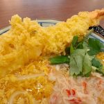 丼からこぼれそうな大海老天