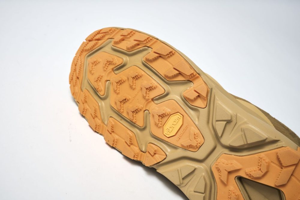 アウトソールにはトレイル対応のVibram® Megagripラバーを採用。水・雪・氷など様々な悪路に対応しており、走ることも可能