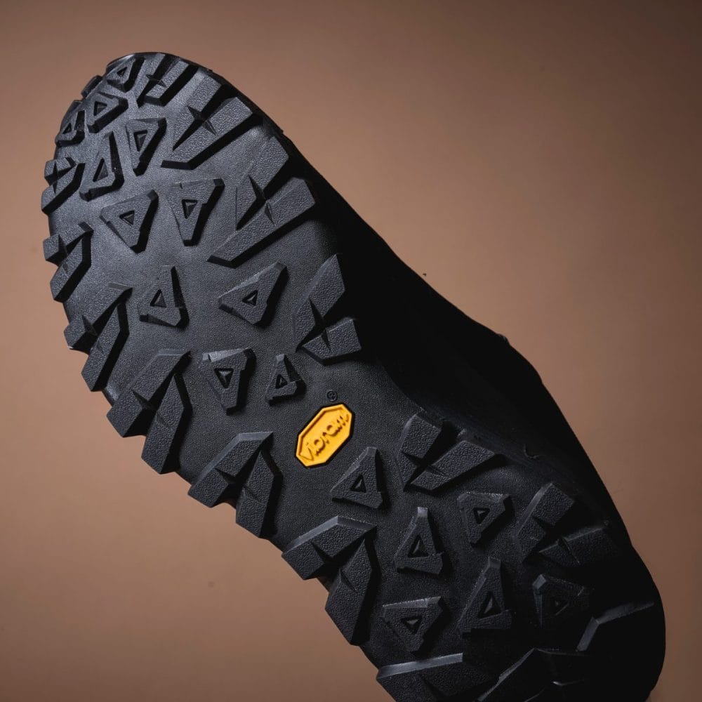 ソールにグリップ力抜群のVibram Mega Gripを採用