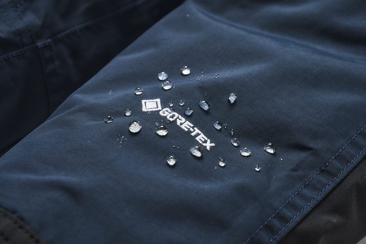 素材に使われているのは非フッ素メンブレンによる、ePE GORE-TEX PRODUCTS 2層素材