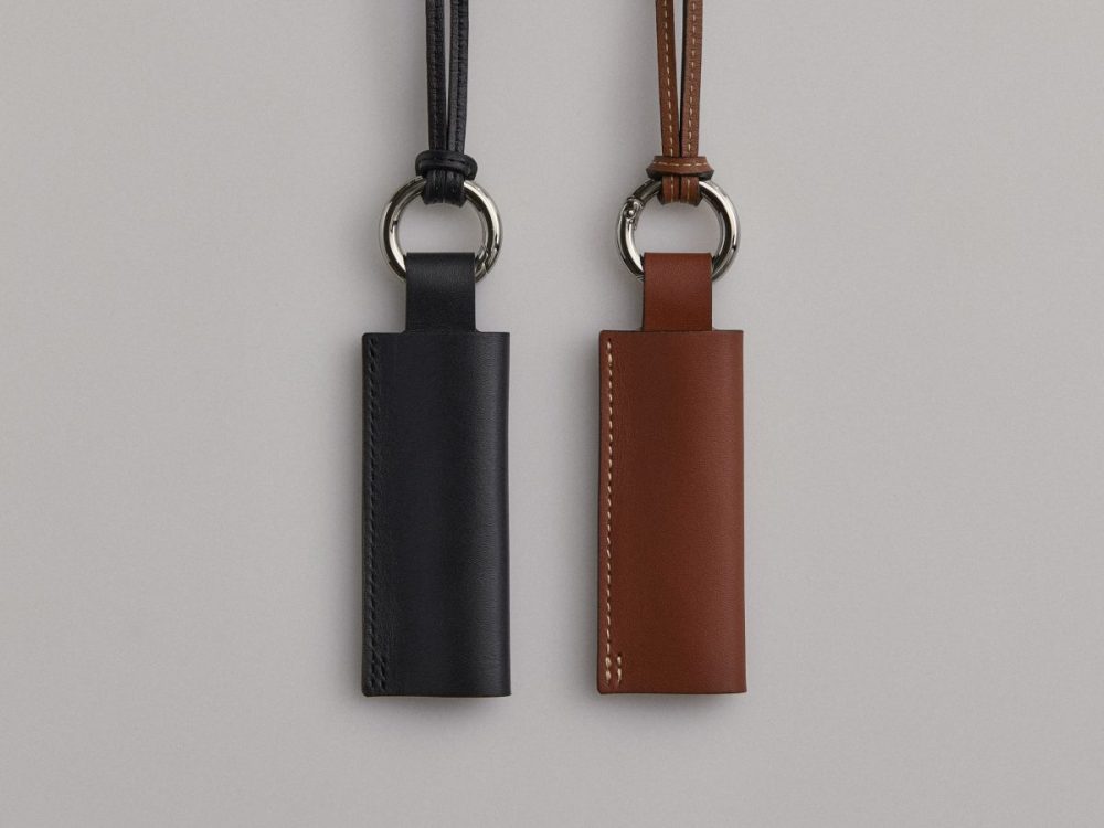 ITTI×LINC ORIGINAL MAKERS「LEATHER LIP CASE LINC Ver.」各￥9,900／H8.5×W3.5㎝／2色展開（ブラック、ブラウン）