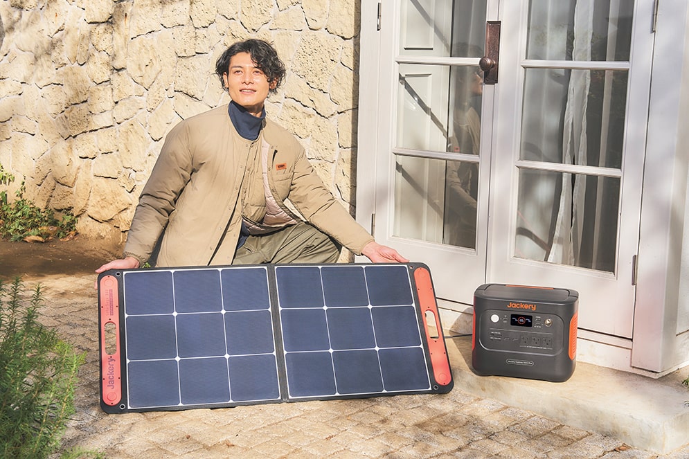 同ブランドのソーラーパネルシリーズに接続すれば、太陽光発電も可能。ソーラーパネル200W×4枚接続で、最短約2時間のスピード充電