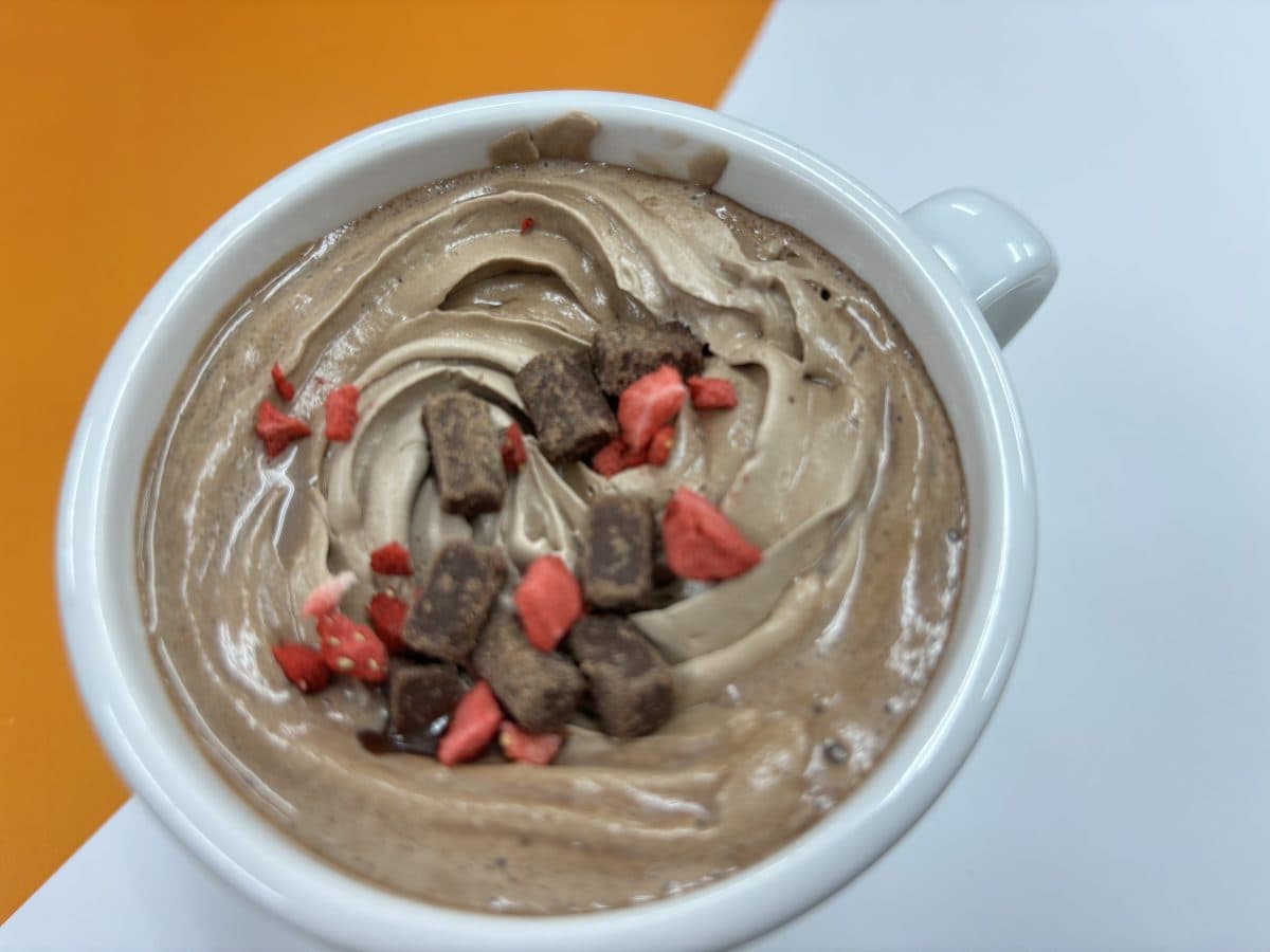 ベルギー産チョコレートを使用したホイップがカップ一面に絞られている