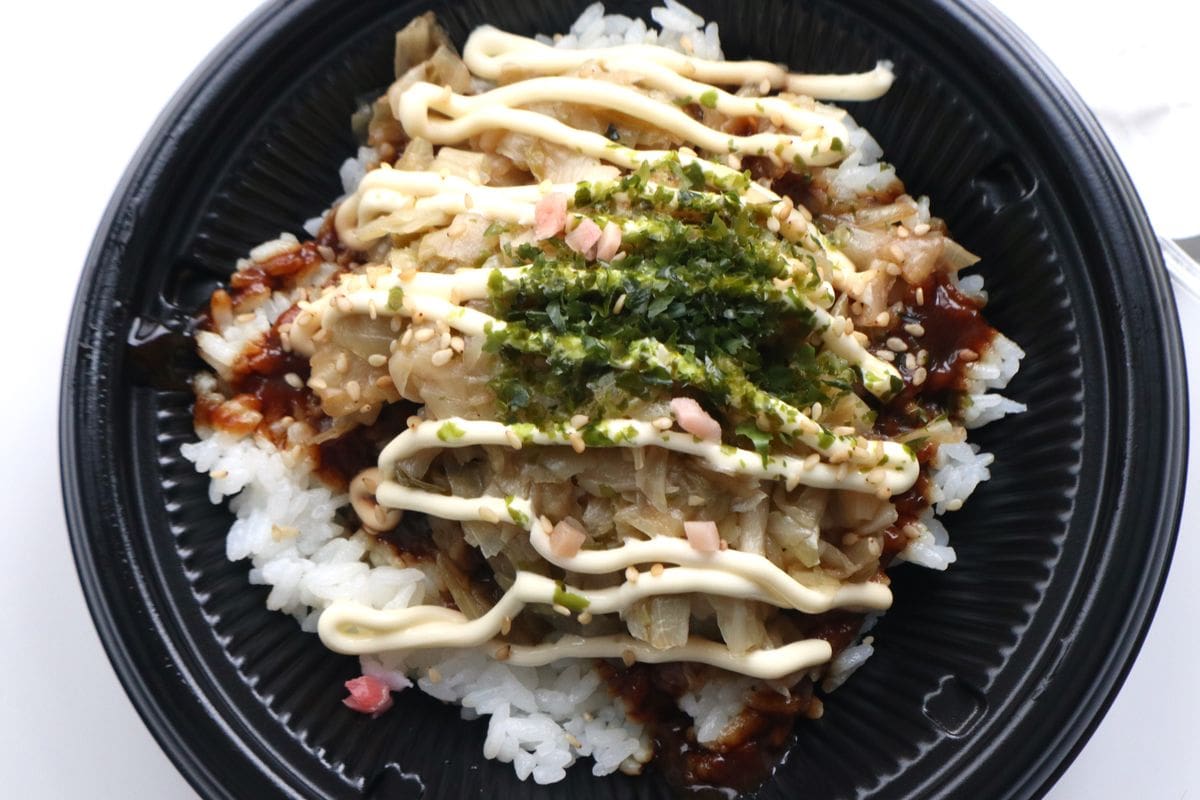 カップ焼きそばのかやく丼