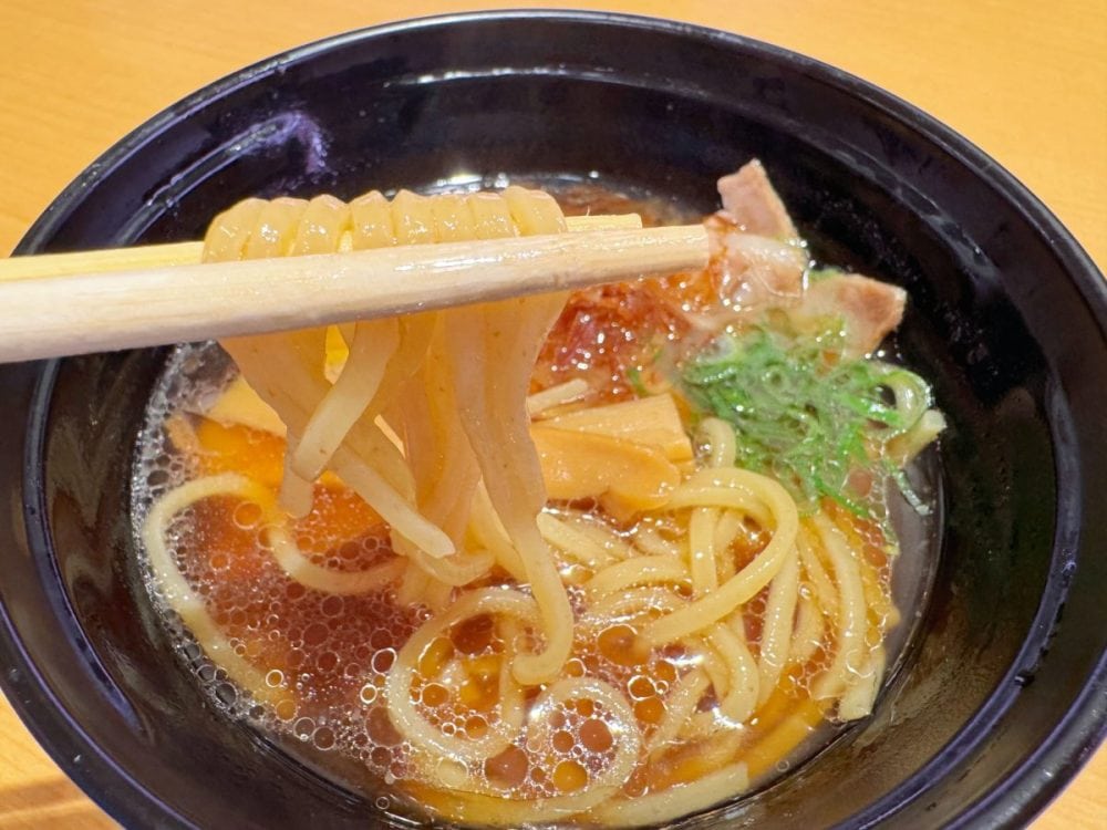 程よいスープの脂が麺によく絡む