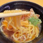 程よいスープの脂が麺によく絡む