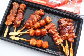 「1本約72円ってコスパ良すぎ」コンビニのレジ横焼き鳥を超えたかも？ドンキのレンチン60秒でできる“冷凍焼き鳥アソート”がほぼお店の味だった