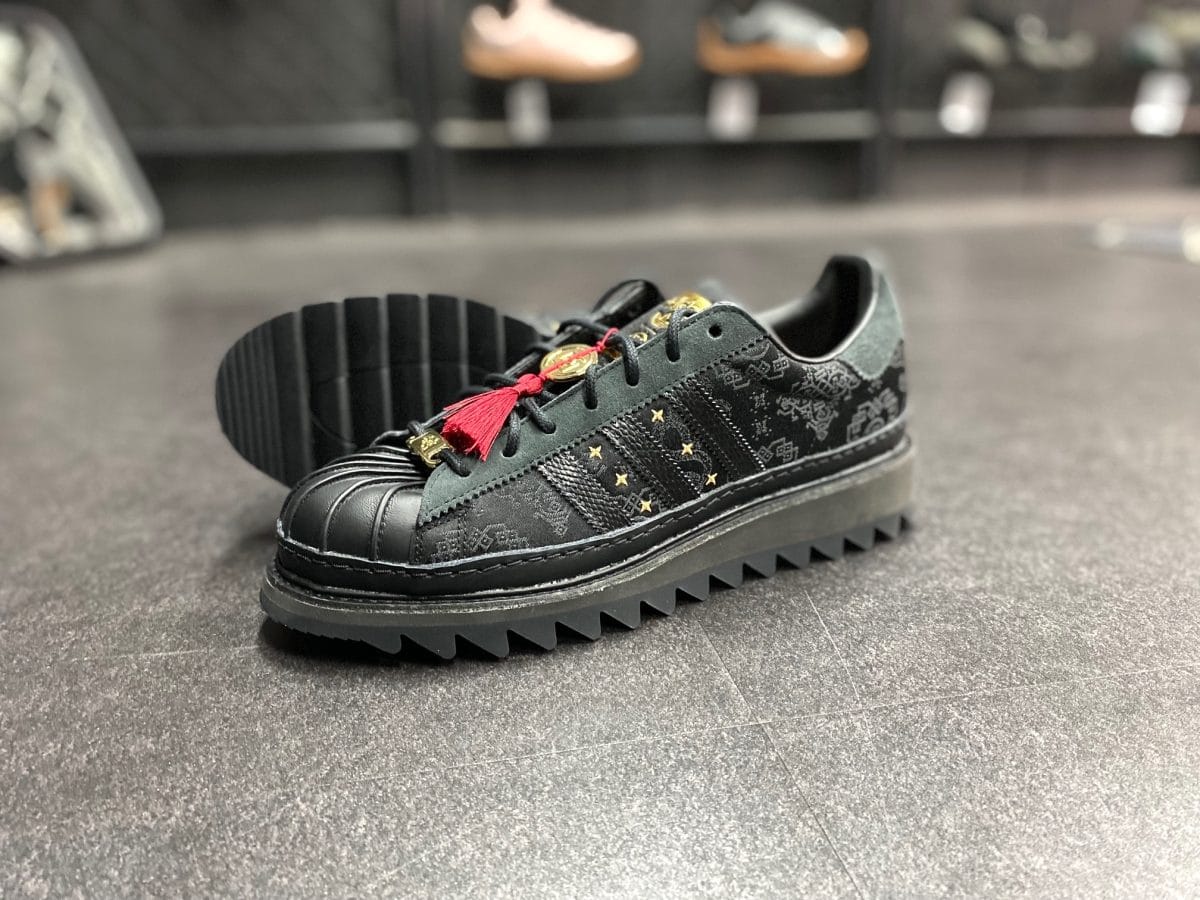 アディダス中国限定スネークイヤースポーツジャケットホワイトLサイズです 2025年 1月 発売予定】adidas Originals SAMBA “Year Of The
