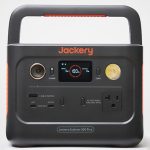 Jackery ポータブル電源300 PlusはW23×H15.5×D16.7㎝とリュックに入るサイズ