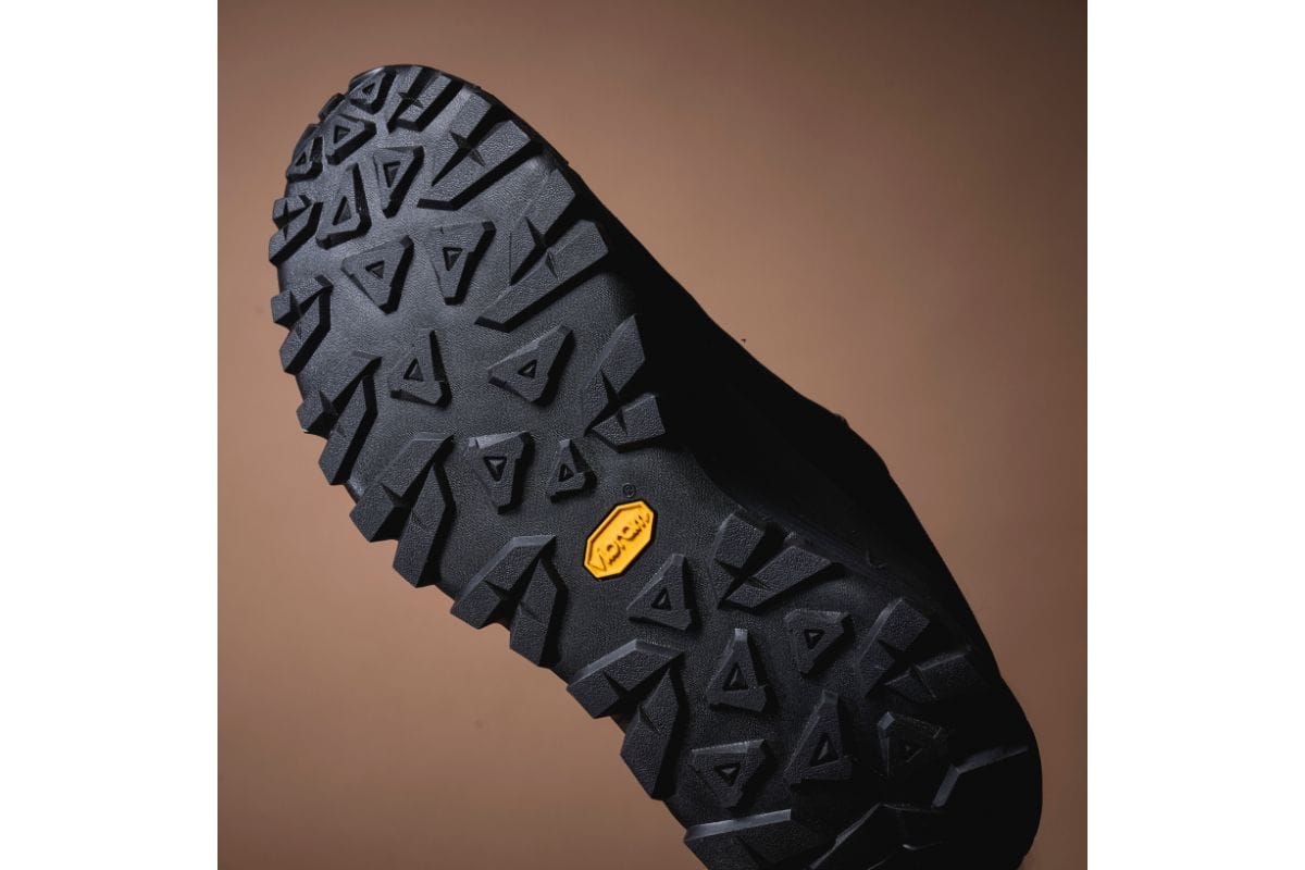 ソールにグリップ力抜群のVibram Mega Gripを採用