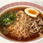 東洋水産 マルちゃんダブルラーメン辛麺／調理例です。肉そぼろとゆで卵、ネギとご家庭にあるもので簡単に美味しくできました