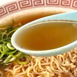 東洋水産 マルちゃんダブルラーメン辛麺／スープは醤油をベースに、ポークやホタテの旨みに唐辛子のアクセントを加えた結構しっかりした辛さを感じます