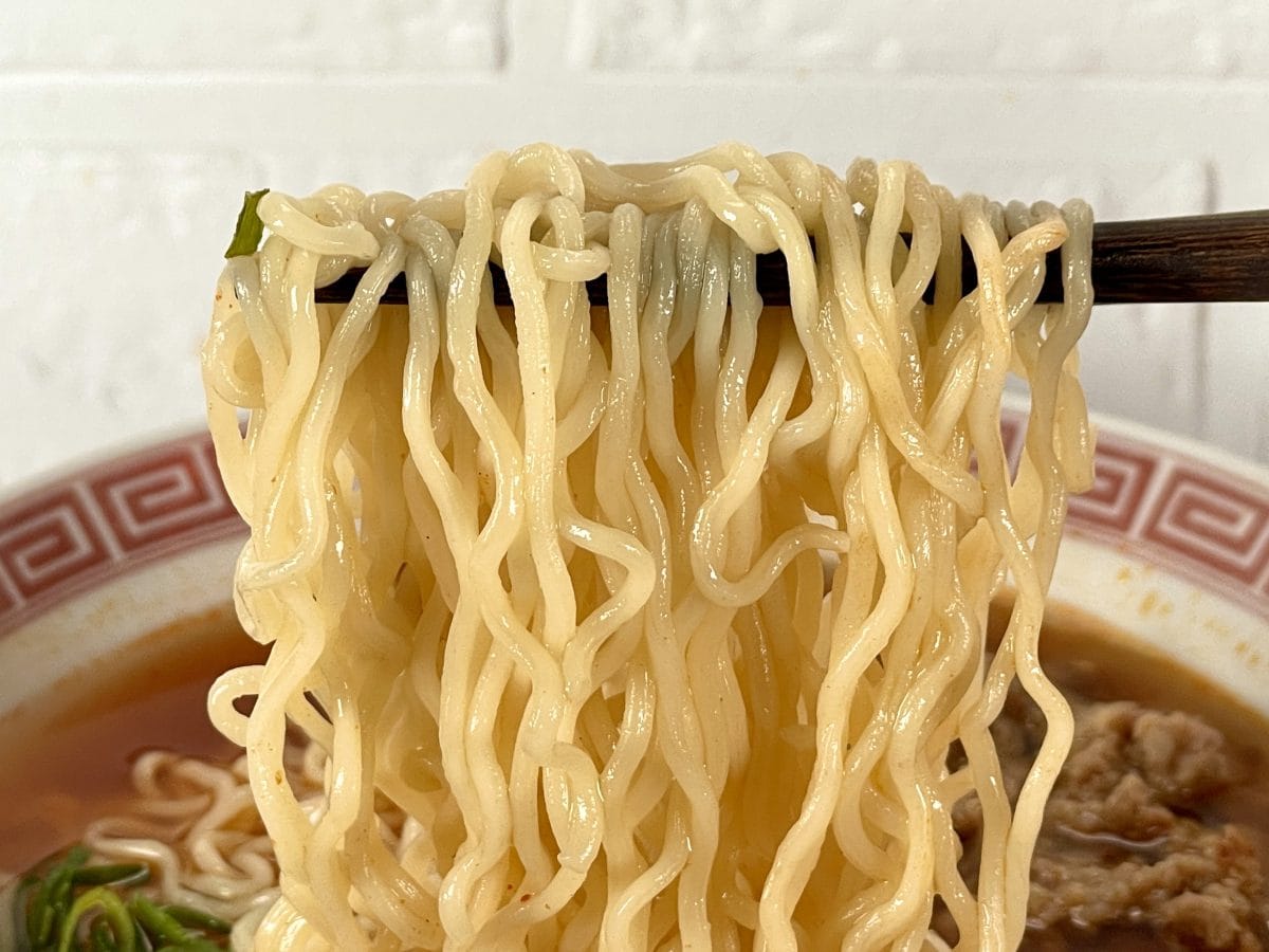 東洋水産
マルちゃんダブルラーメン辛麺／食べ進めるとちょうどいい硬さになるのでオススメです。いわゆる「昔ながらの」インスタントフライ麺