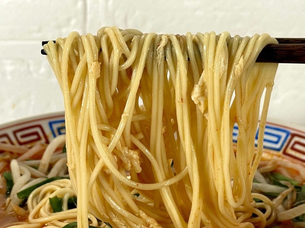 KanJuku 九州ラーメンど真ん中 宮崎辛麺／麺は細ストレートノンフライ麺。スープの構成が複雑な分、麺と絡むことで色々な表情を醸し出してくれます