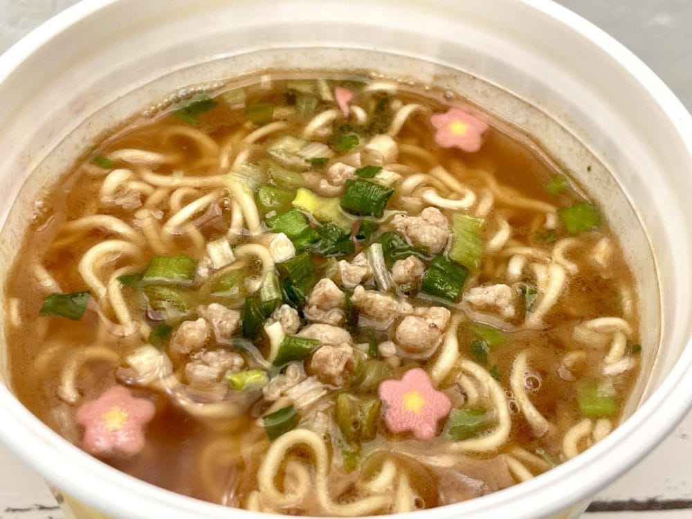 サンヨー食品 「サッポロ一番 すしざんまい監修 マグロだし醤油ラーメン」／具材は正直しょぼいです。が、花形のかまぼこが可愛いので許します