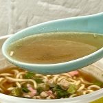 サンヨー食品 「サッポロ一番 すしざんまい監修 マグロだし醤油ラーメン」／マグロやカツオ、ポークにビーフ、そして香味野菜とさまざまな旨みを感じるテイストです。が、思い切って「マグロ」に舵を切ったスープベースです