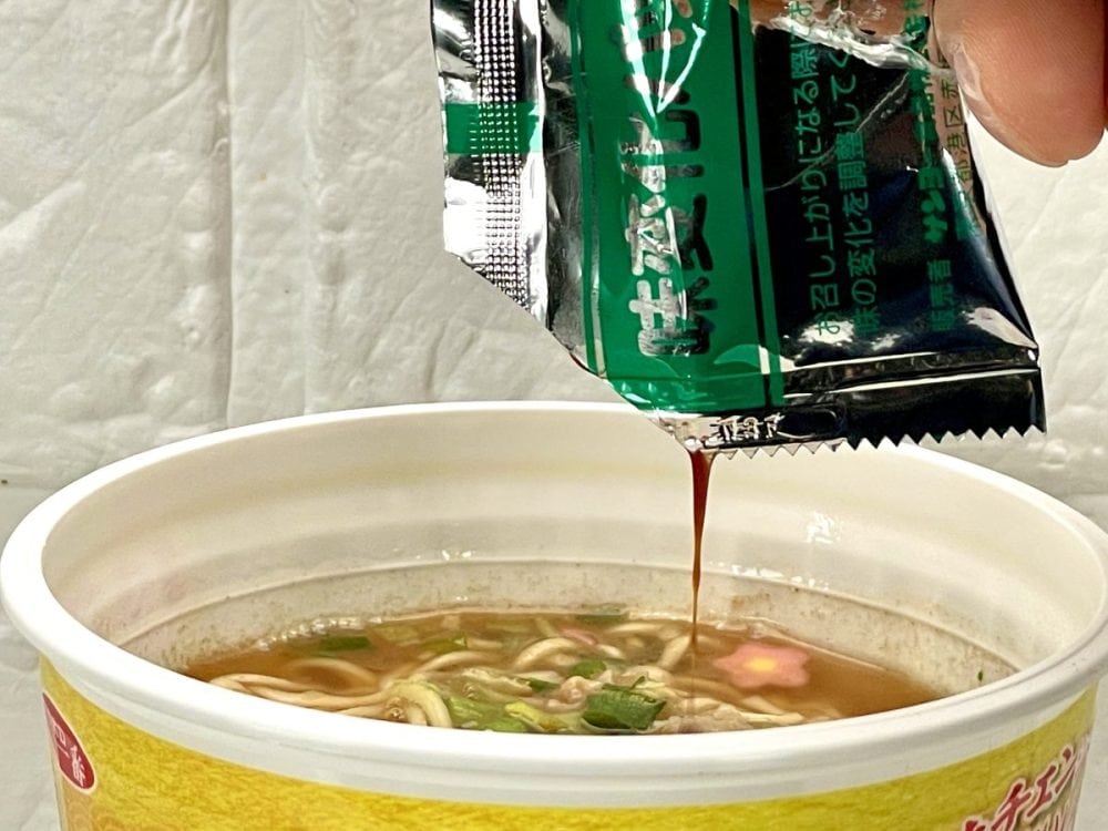 サンヨー食品 「サッポロ一番 すしざんまい監修 マグロだし醤油ラーメン」／さて、お待ちかね「味変化パック」の登場です。これにはわさび醤油が入っています。これを入れると……あら！不思議、お寿司を食べているような雰囲気になりますね