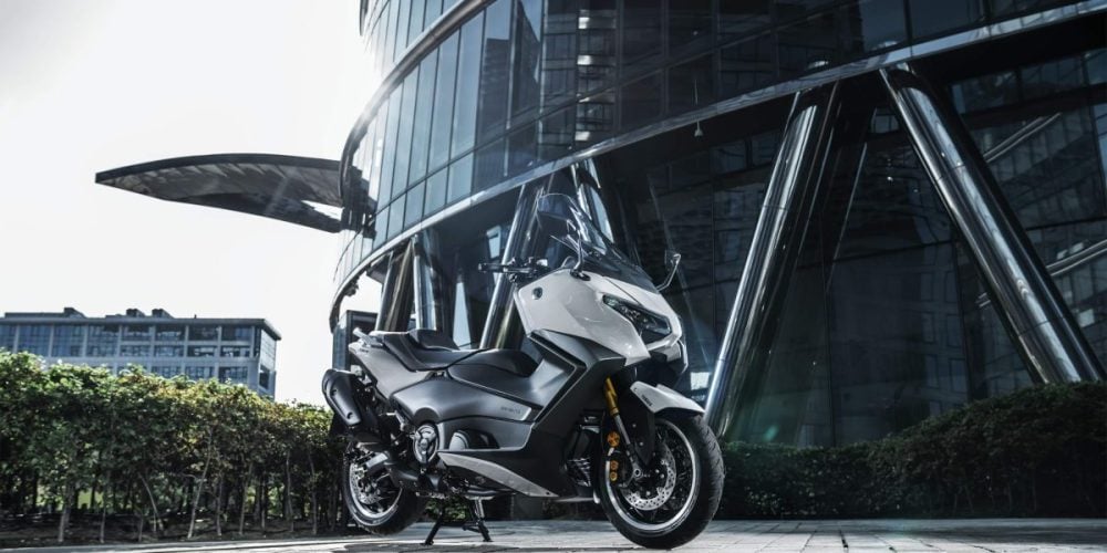 スクーターを超えたスクーターとして、ライダーたちの間でも一目置かれているのがヤマハが世界に誇るプレミアムスクーター「TMAX560 ABS」