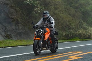 「ハンパない存在感と圧倒的走り！」唯一無二の大型ネイキッド“KTMのDUKEシリーズ”990cc＆1390ccに乗ってみた