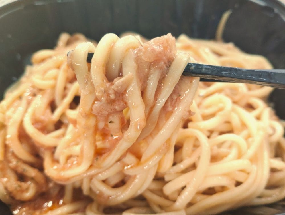 ファミリーマート「ポルチーニ香る生パスタ豚肉と玉ねぎのラグー」