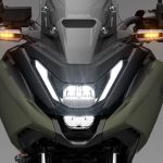 NX750Xらしさを際立たせる新デザインのヘッドライトを採用