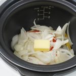 材料を内鍋に入れて、蓋をして調理スタート。「ワンプレート」モードを選択して時間を設定し、スタートボタンを押したら後は待つだけ