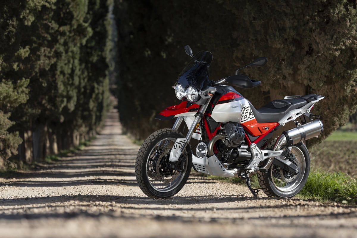 赤富士という名のイタ車!?」縦置きVツインがたまらない…クラシカル風貌