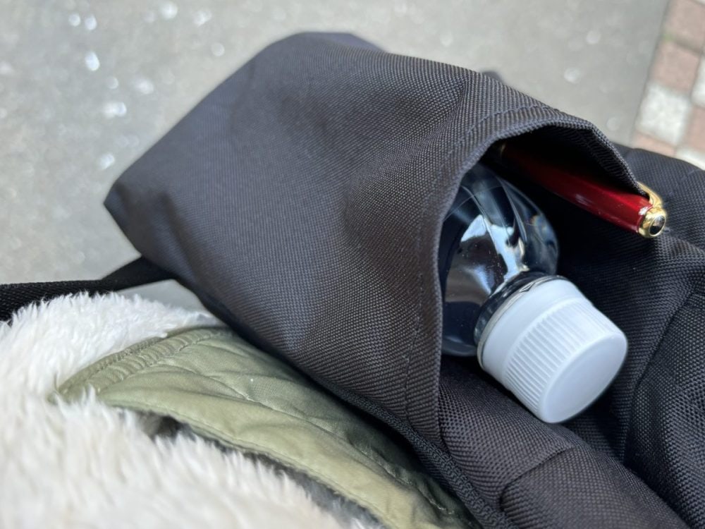 折り畳み傘やペットボトルを入れるのに便利な側面ポケット