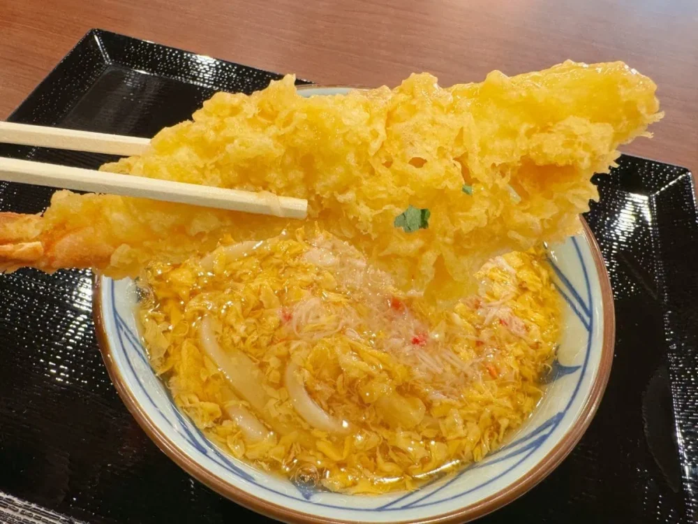 第1位　「食べ逃し厳禁の新春商品」丸亀製麺“2025年の年明けうどん”は丼ぶりからはみ出す大海老と本ずわい蟹が奏でる究極級…グルメライターが最速レポート