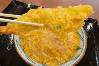 丸亀製麺の「豪華すぎる」究極メシ、“日本一予約が取れない店”のラーメンがデニーズで!? ほか【外食の人気記事ランキングベスト3】（2025年1月版）