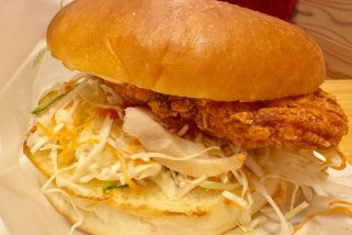 「カラムーチョが巨大バーガーに変身!?」ザクザク食感＆沼る旨辛さがたまらない…“コメダ珈琲×湖池屋”激アツ新商品をグルメライターが実食レポート