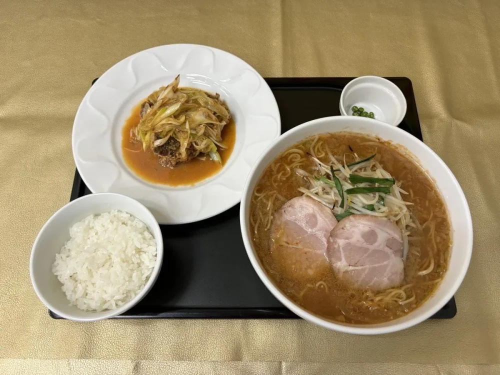 第2位　「日本一予約が取れない店の味がファミレスで!?」飯田商店 店主監修 デニーズの“本格的すぎる味噌ラーメン”をグルメ系ライターが実食してみた