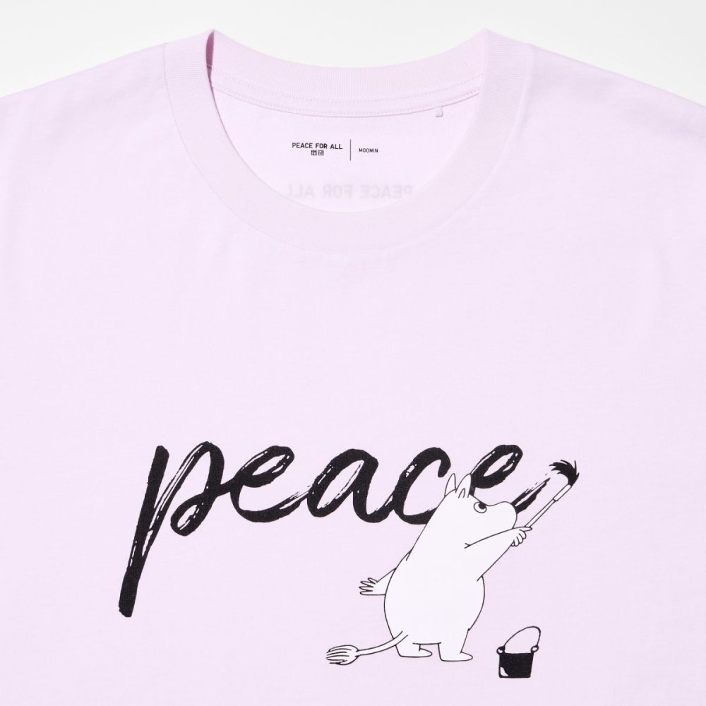 愛くるしいムーミンが、Tシャツをキャンバスに見立て、力強く「PEACE」の文字を筆書きする姿が描かれている