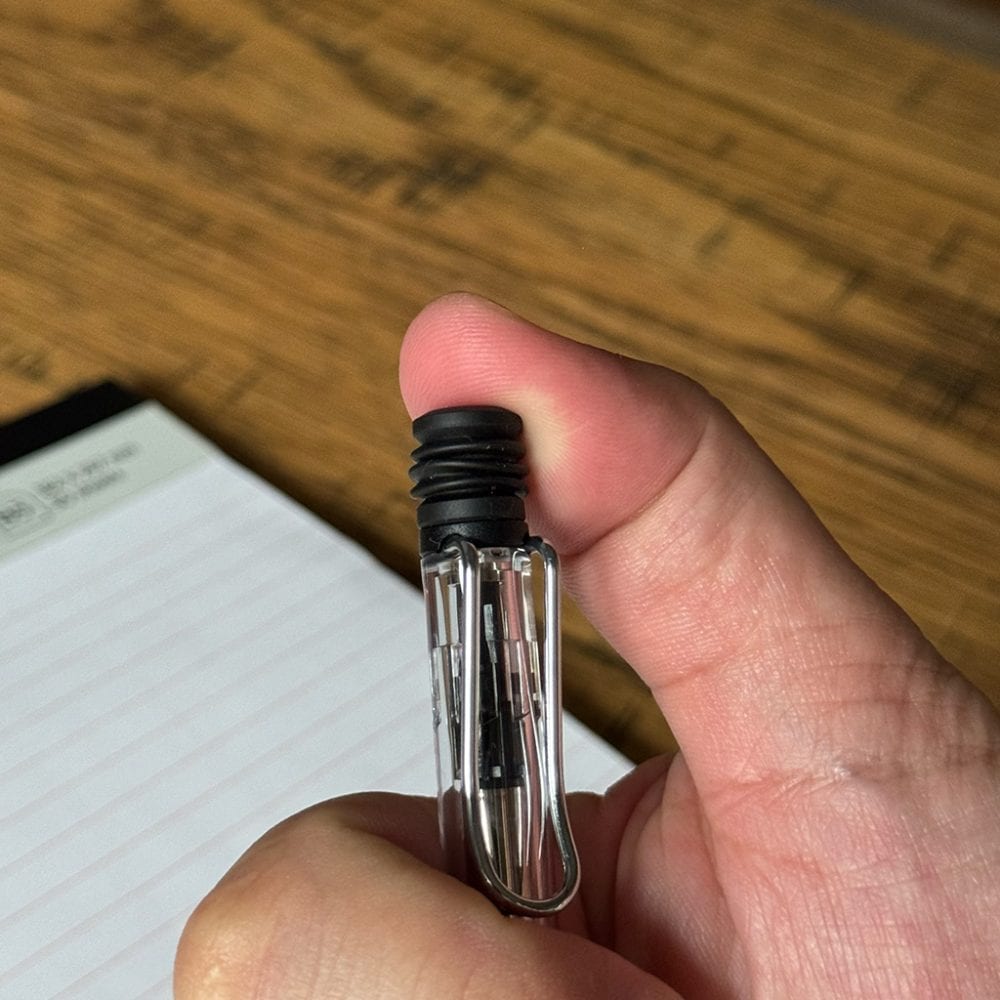 「LAMY safari」シリーズの特徴になっている上部のノックも健在