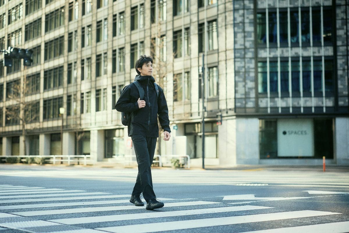 都会に馴染む漆黒のマムート」大人気のバックパックも黒一色に！刺繍が