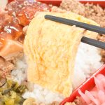 もはや親子重弁当と呼びたくなる鶏肉に添えられるタマゴ焼きも「鶏照り焼き重」に入ってます