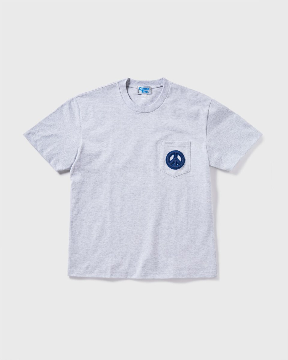 スイコック×ギミーファイブ「PEACE POCKET S/S TEE」￥13,200／グレー